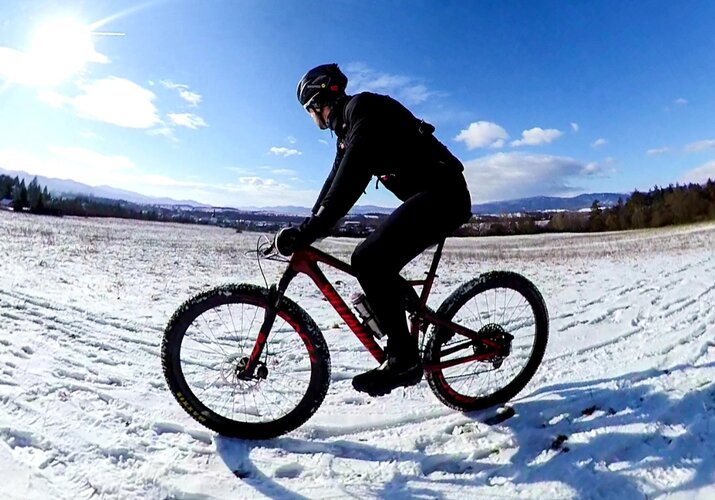 3 hlavné výhody zimnej cyklistiky pre zdravie športovca