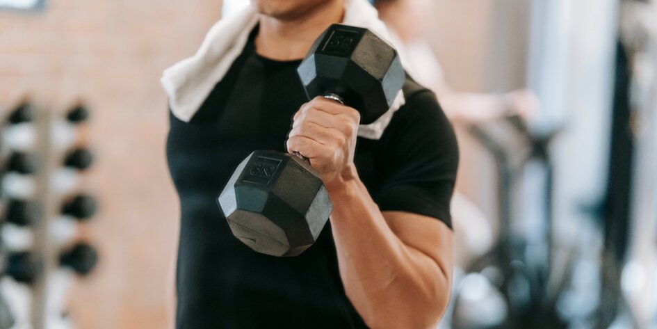 Kolesá nestačia! Zdvihni zadok a činky (alebo aspoň seba)>