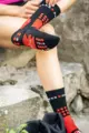 COMPRESSPORT Cyklistické ponožky klasické - HIKING - červená/čierna