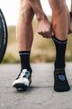 COMPRESSPORT Cyklistické ponožky klasické - PRO RACING V4.0 ULTRALIGHT BIKE  - čierna/biela