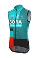 LE COL Cyklistická vesta - BORA HANSGROHE 2022 - červená/čierna/zelená