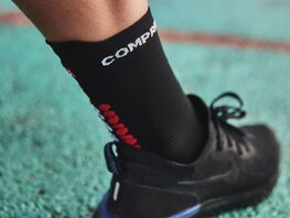 COMPRESSPORT Cyklistické ponožky klasické - PRO RACING  V4.0 RUN HIGH - čierna/červená