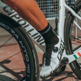 ALÉ Cyklistické ponožky klasické - LOGO Q-SKIN  - biela/čierna