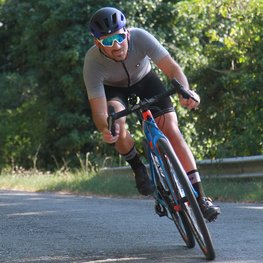 SIX2 Cyklistické ponožky klasické - SHORT LOGO - šedá/čierna